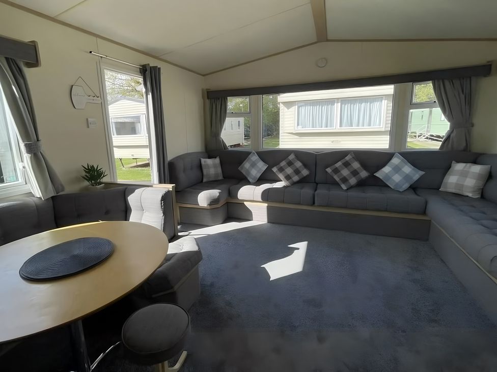 A lounge with a sofa and table at 214 Oaklands Area