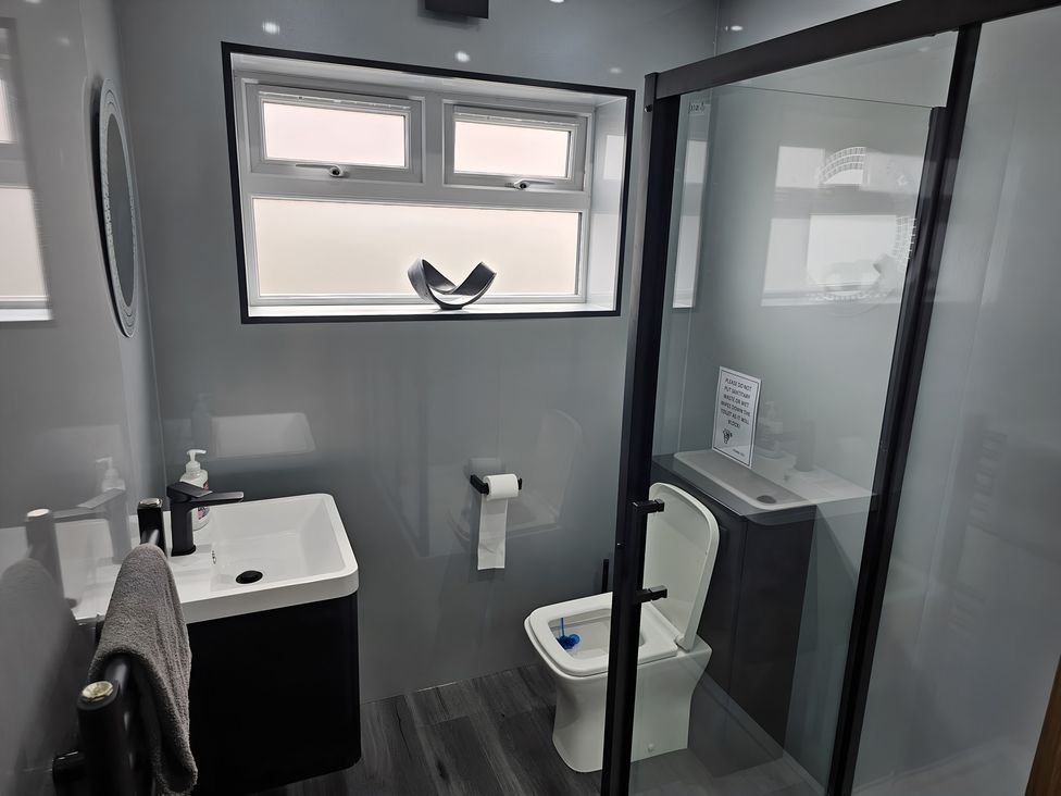 A bathroom with a sink, toilet, and shower at 58 Clifton Rise