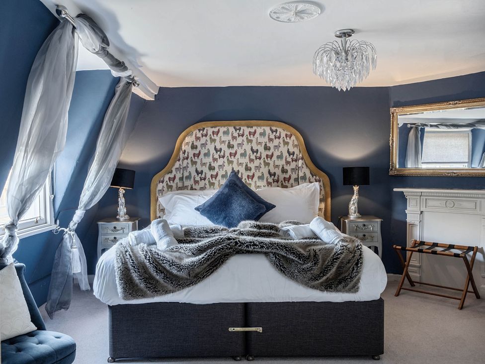 A bedroom with a bed and side tables at Stay Robun in Bath