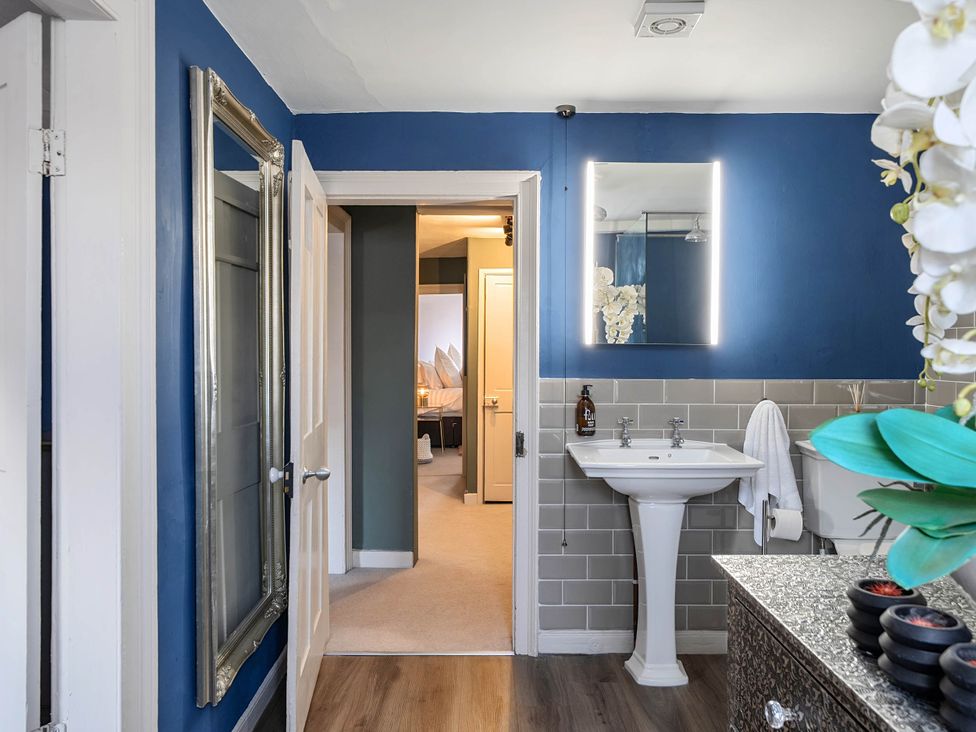 A bathroom with a sink and toilet at Stay Robun in Bath