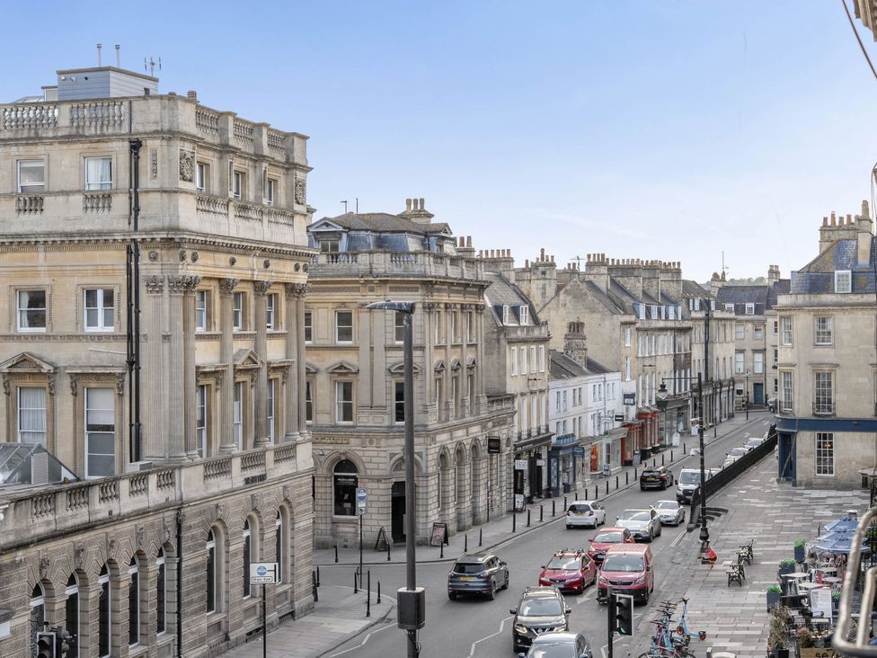 A street view featuring buildings and cars at Stay Robun in Bath