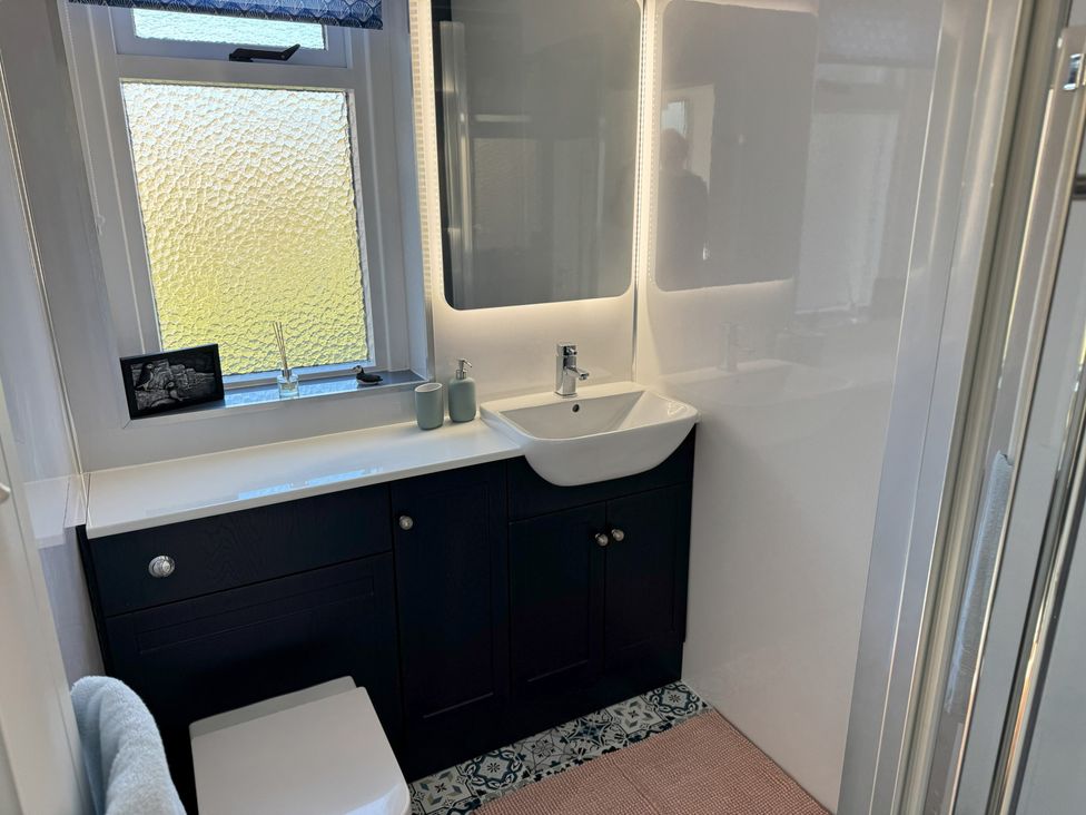 A bathroom with a sink and toilet at Withi-Gill