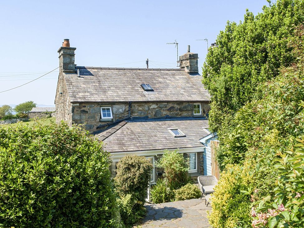 A house surrounded by greenery at Bwthyn Nain in Harlech