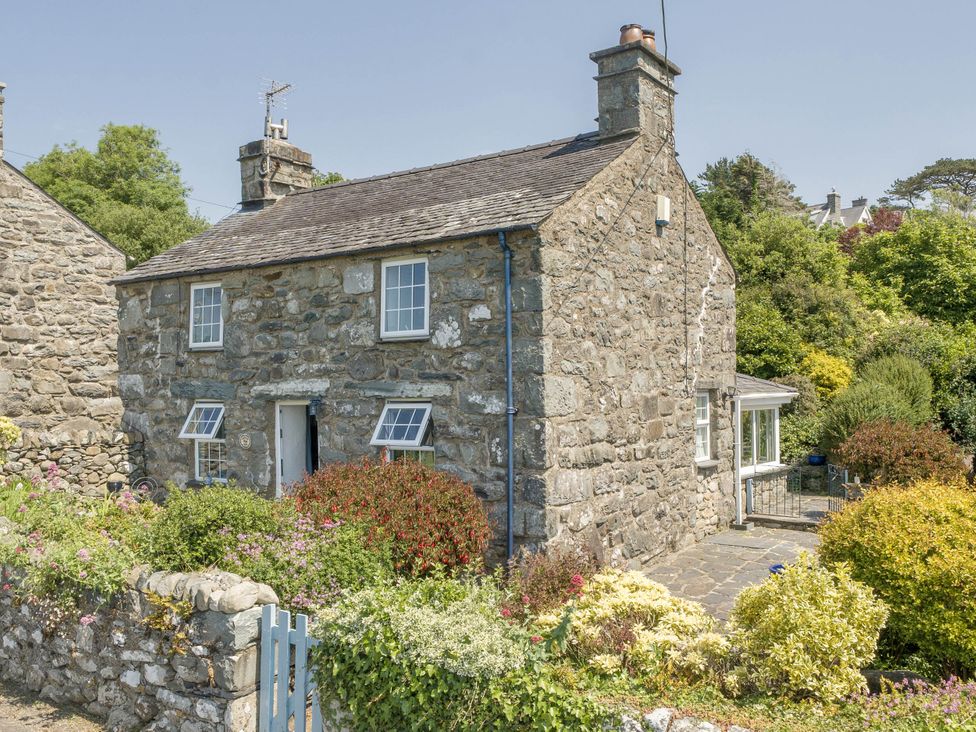 A stone house with garden at Bwthyn Nain in Harlech