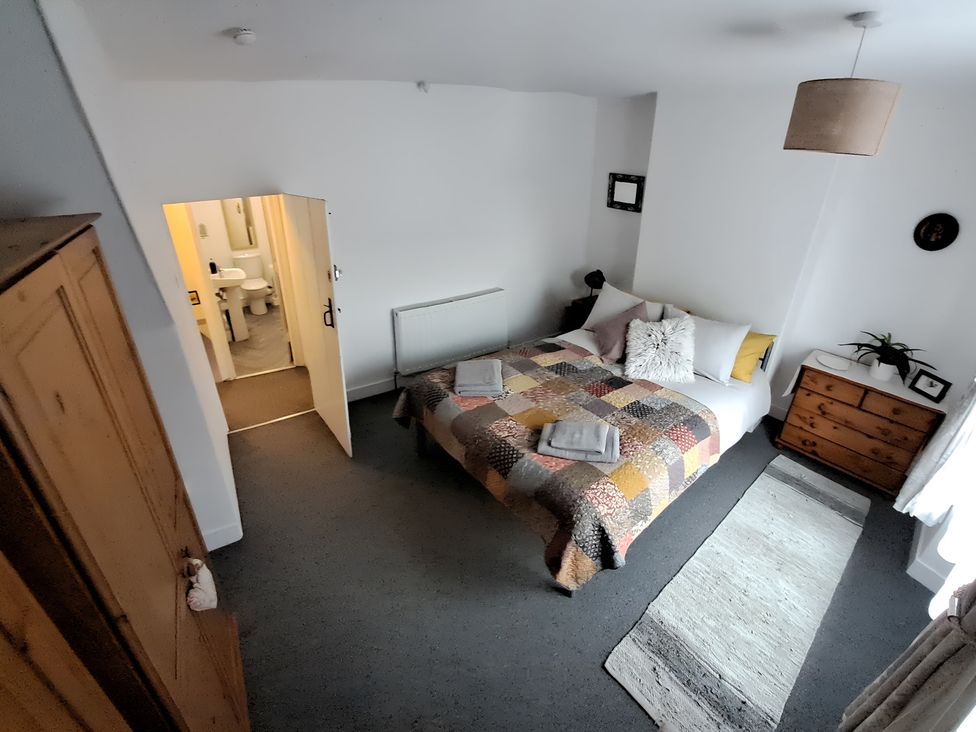 A bedroom with a bed and wardrobe at Charming Lincoln Cottage
