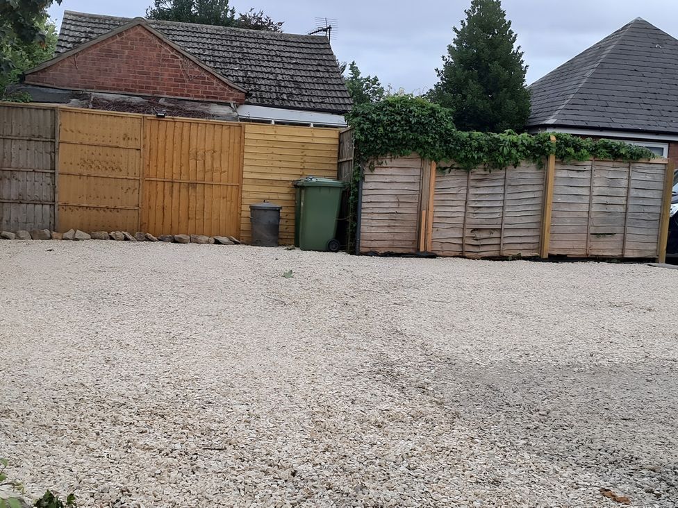 An outdoor area with gravel and fences at Charming Lincoln Cottage