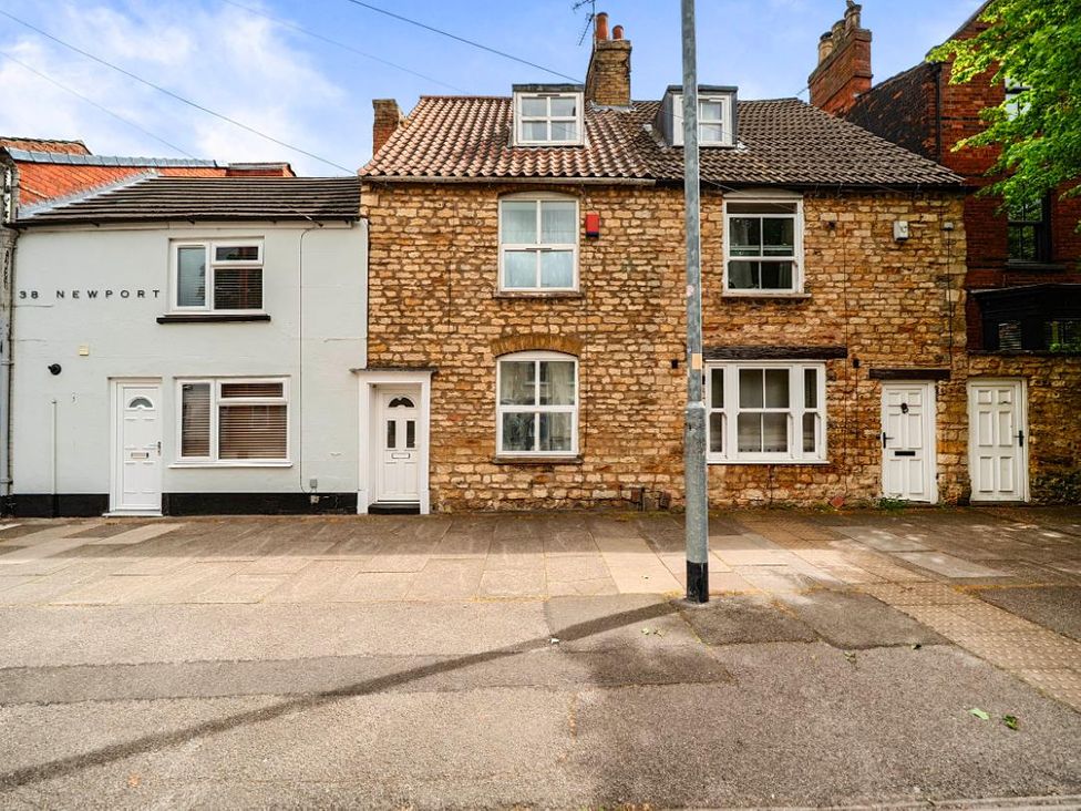 An exterior view of a house on Newport Street at Charming Lincoln Cottage in Lincoln