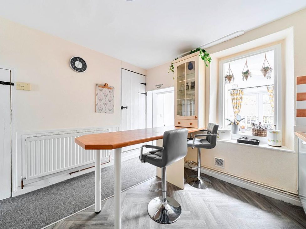 A kitchen with a table and chairs at Charming Lincoln Cottage in Lincoln