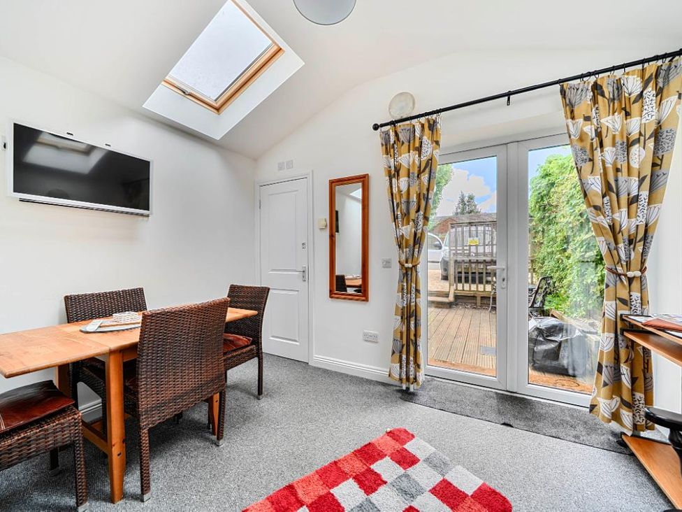 A dining room with a table and chairs at Charming Lincoln Cottage in Lincoln