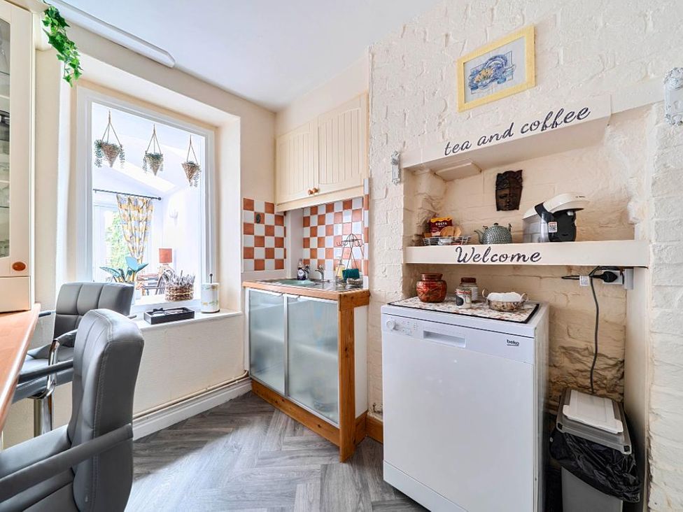 A kitchen with a sink and dishwasher at Charming Lincoln Cottage in Lincoln