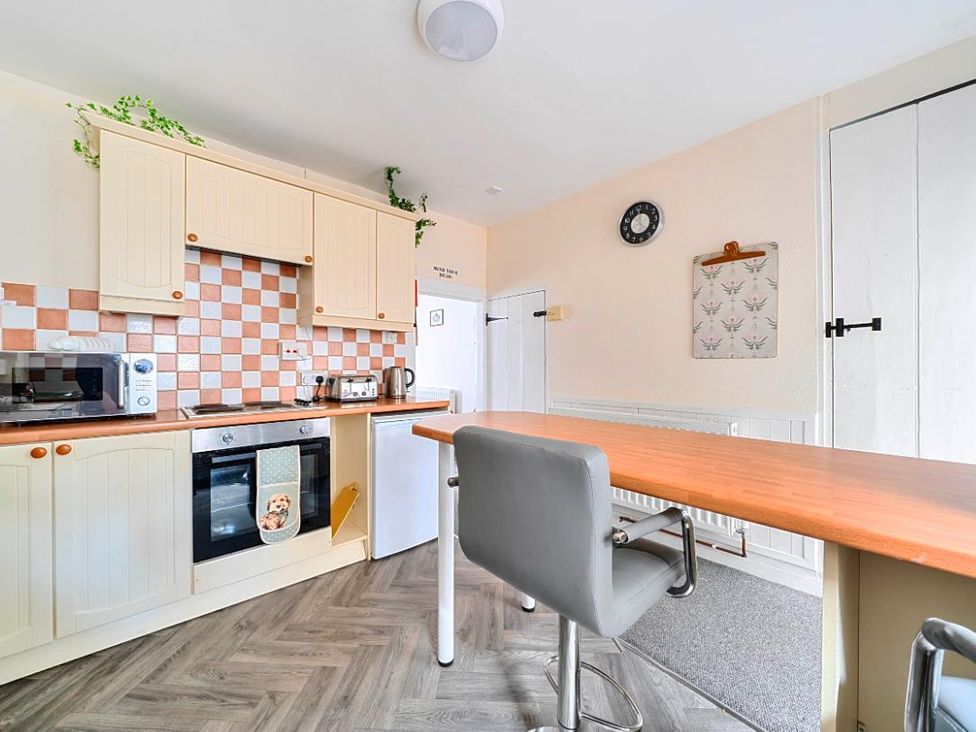 A kitchen with cabinets and appliances at Charming Lincoln Cottage in Lincoln