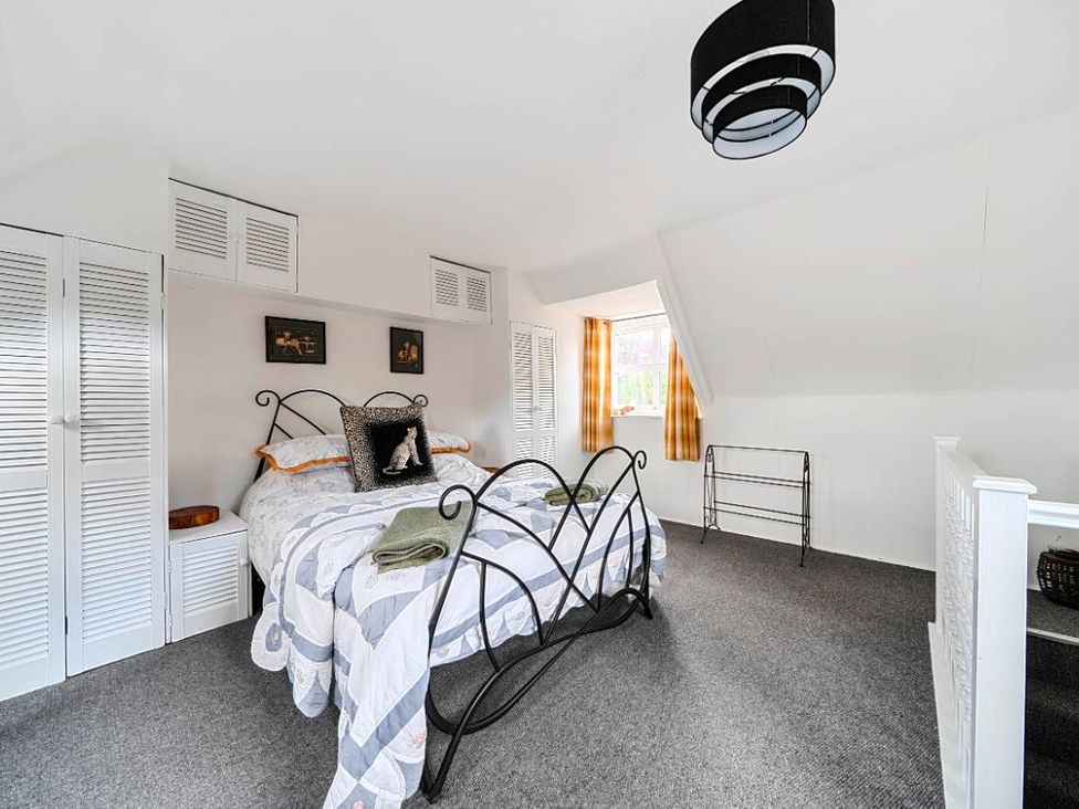 A bedroom with a bed and wardrobe in Charming Lincoln Cottage, Lincoln