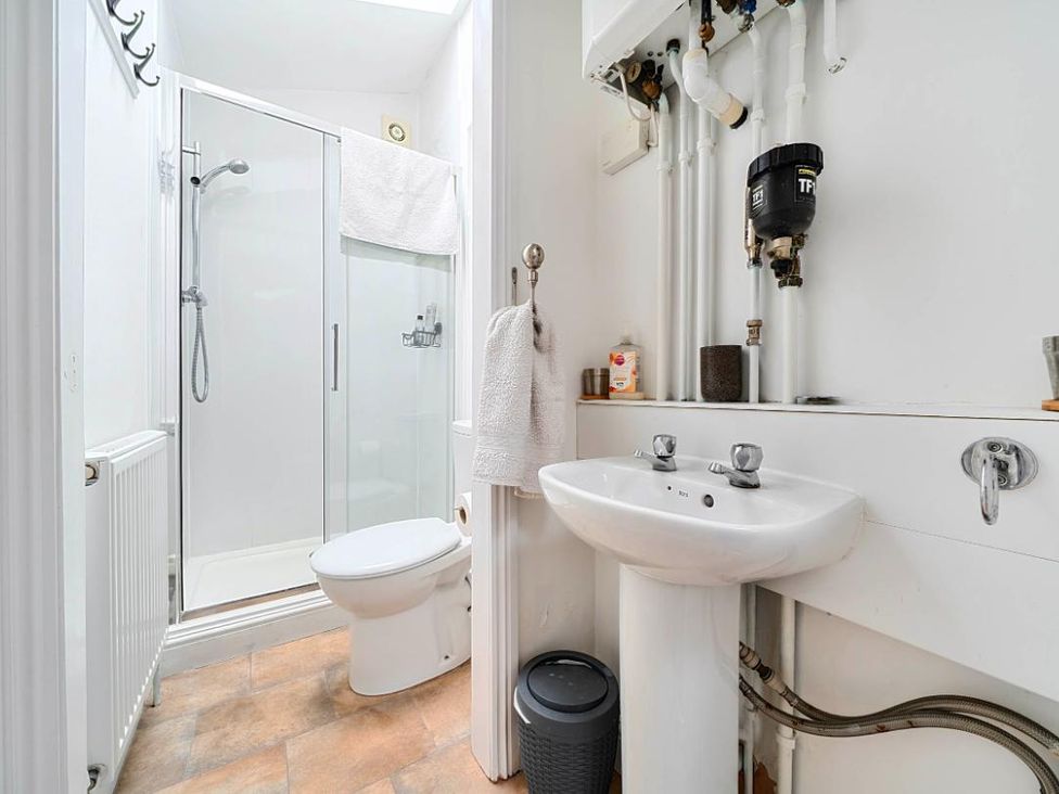 A bathroom with shower, toilet, and sink at Charming Lincoln Cottage, Lincoln
