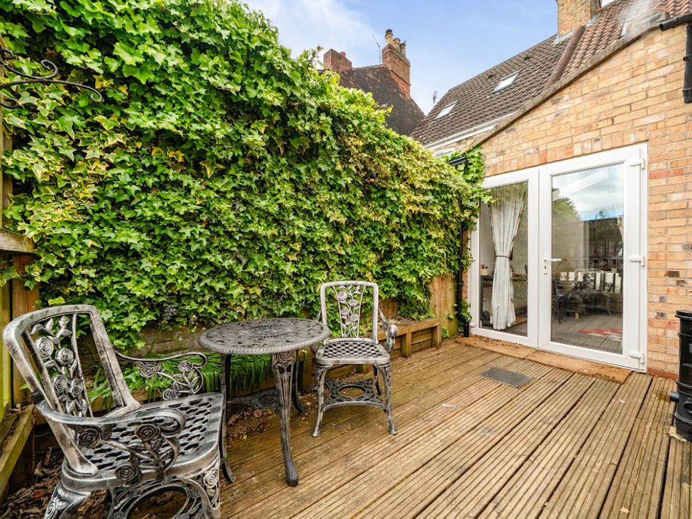 A garden with a table and chairs at Charming Lincoln Cottage in Lincoln