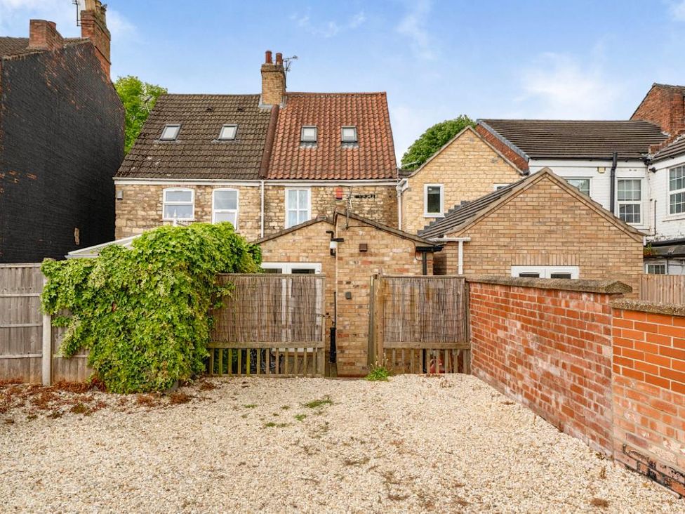 An outdoor area with gravel and fencing at Charming Lincoln Cottage in Lincoln
