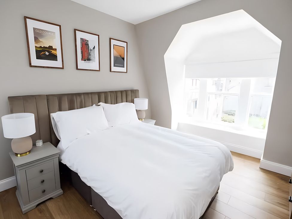 A bedroom with a bed and bedside tables at 15D Kirkgate