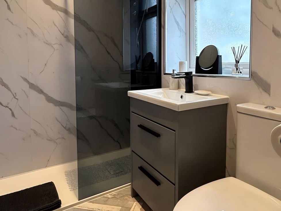 A bathroom with shower, sink, and toilet at The Old Barn in Manchester
