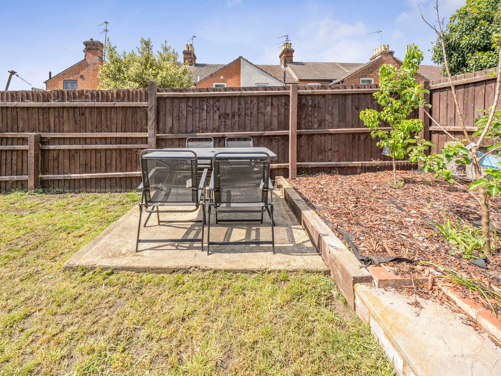 A garden with a table and chairs at 140 Finchley Road in Ipswich