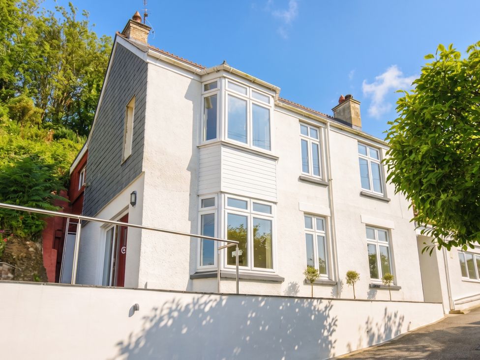A house with multiple windows and a door at Barton House in Looe