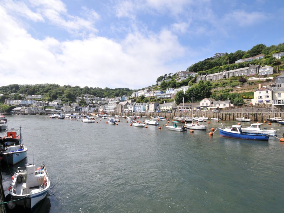A harbor with boats and houses at Barton House in Looe