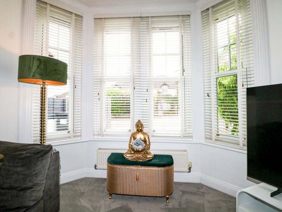 A living room with a statue and lamp at The Beach House in Bournemouth