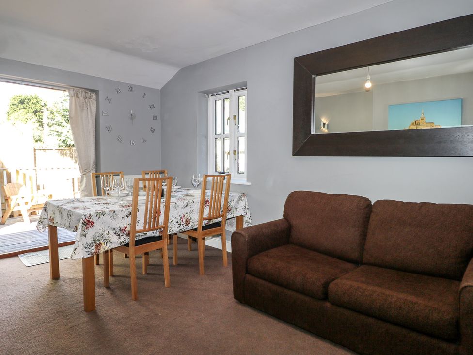 A dining room with a table and chairs at Tiffanys Coach House in Bournemouth