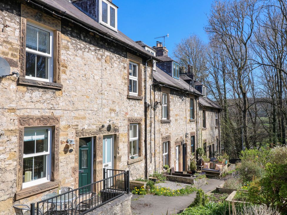 Stone houses with garden and pathway at 7 Catcliffe Cottages Bakewell