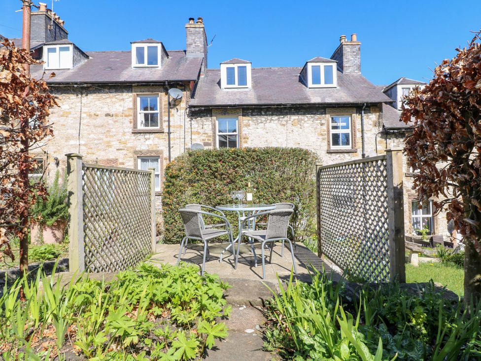 A garden with a table and chairs at 7 Catcliffe Cottages Bakewell