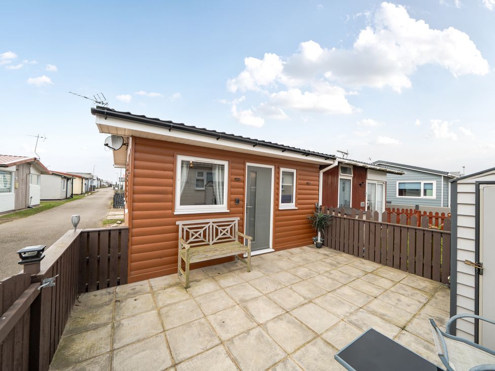 A cabin with outdoor seating area at 38A Bridlington