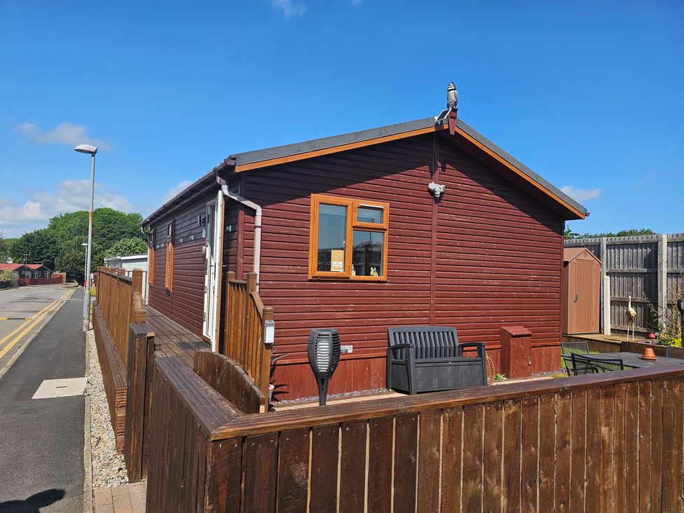 An outdoor area with a house and garden furniture at 311 Bridlington