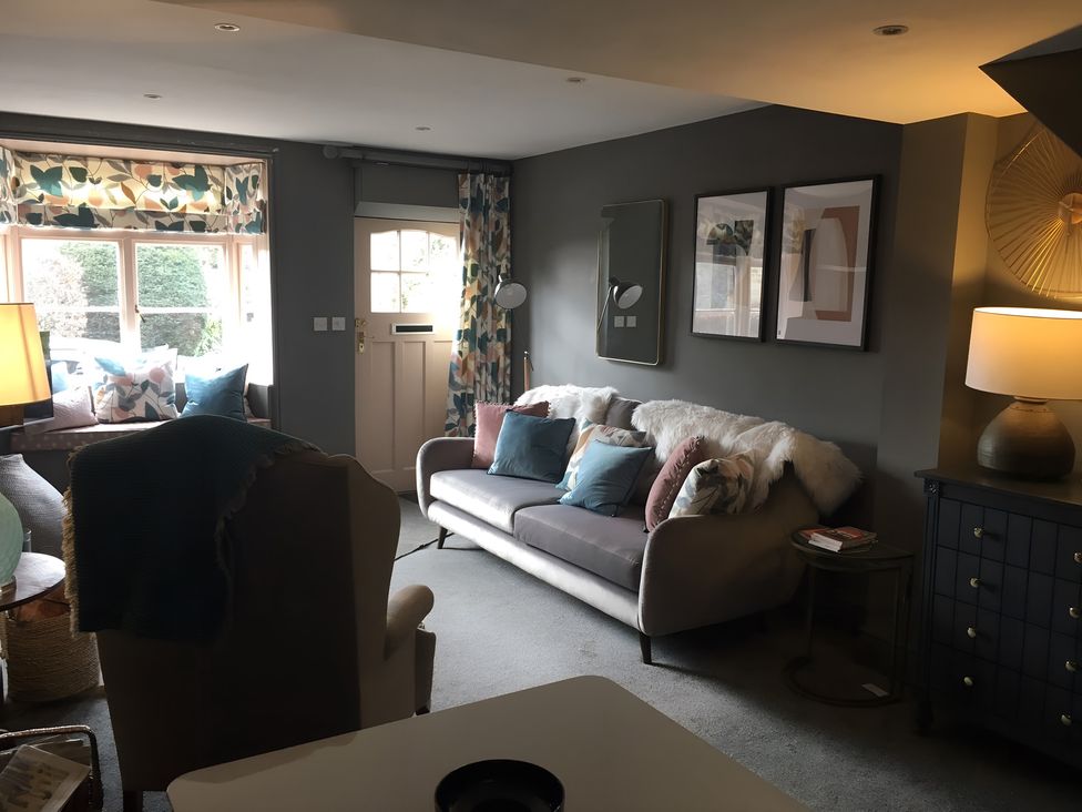 A living room with a sofa and a lamp at 29 Front Street in Market Rasen