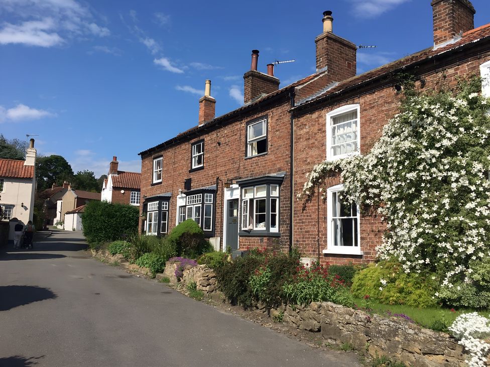 Houses with flowers in the garden on a street at 29 Front Street in Market Rasen