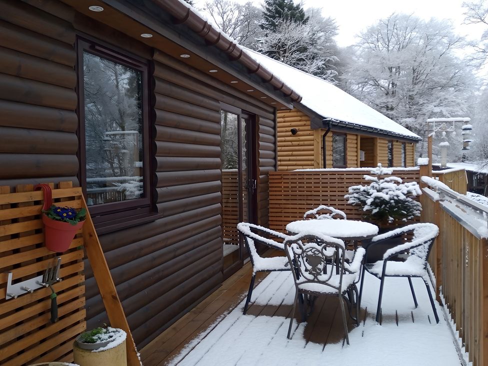 An outdoor area with a table and chairs covered in snow at Gowrie Lodge in Blairgowrie