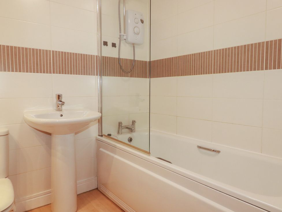 A bathroom with a bathtub, sink, and toilet at Treveline St Mabyn