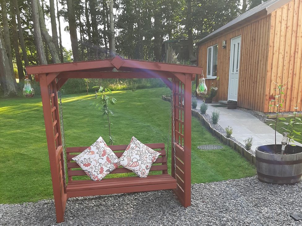 A swing seat in a garden at Taigh Nam Moireach in Inverness
