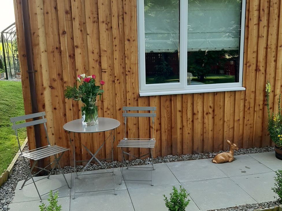 A patio with a table and chairs at Taigh Nam Moireach in Inverness