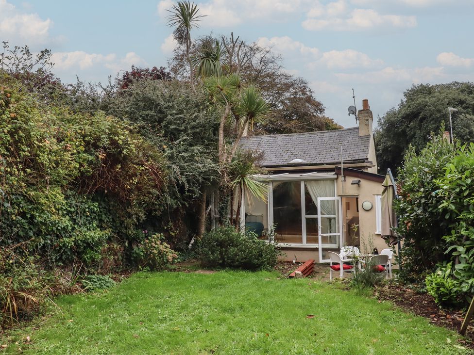 A garden with a house in the background at Teign Place in Teignmouth