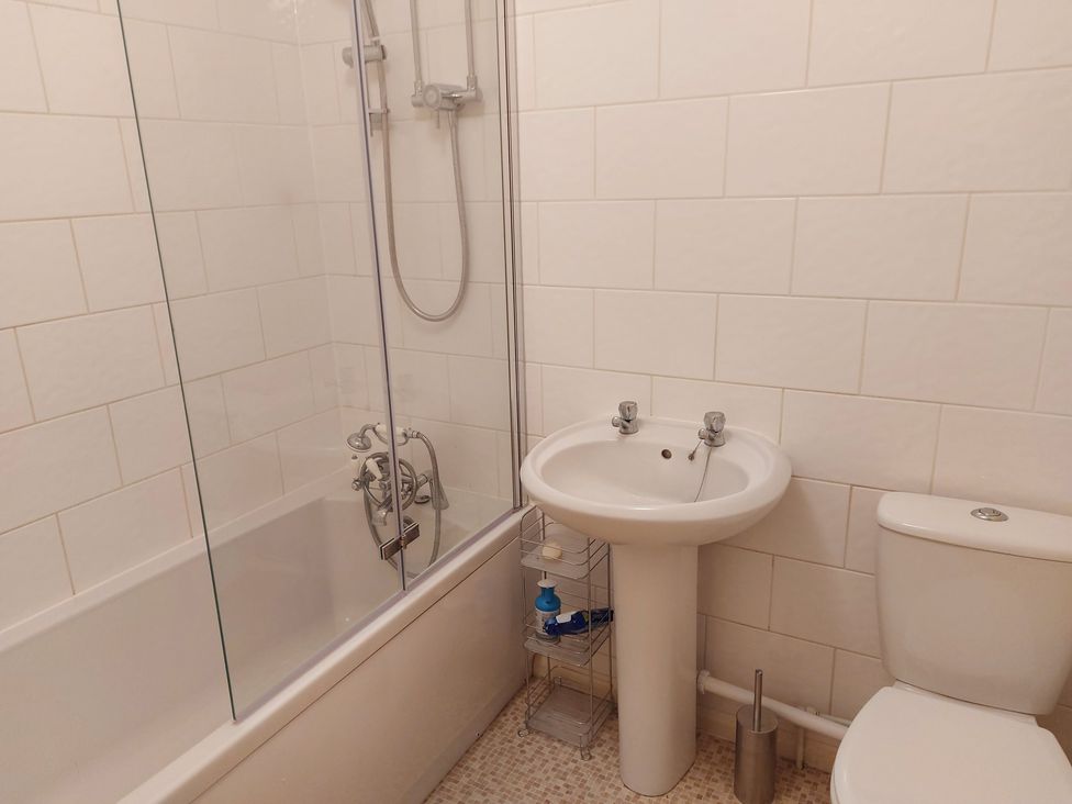 A bathroom with a bathtub, sink, and toilet at 60 Pond Bank in Northampton