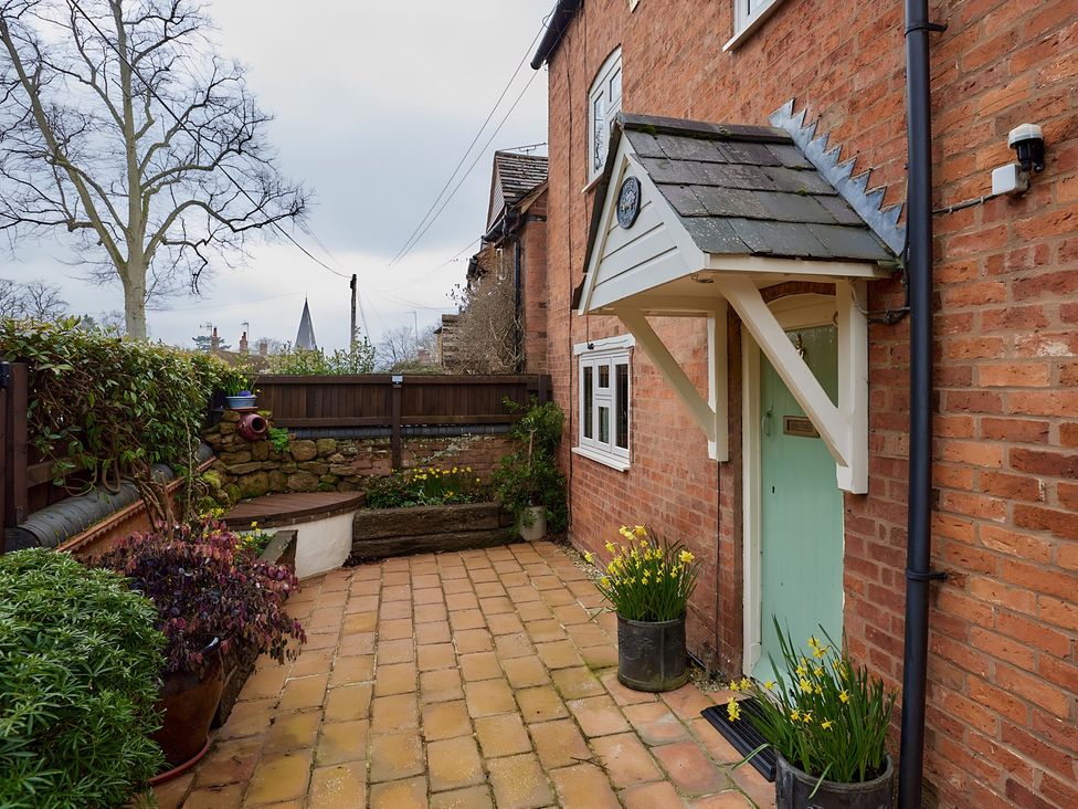 A garden with a pathway and plants at Evas Cottage in Southam