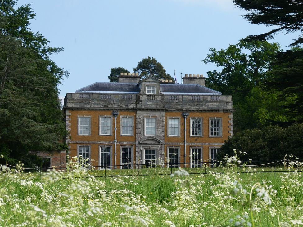 A house with windows and a garden at Evas Cottage in Southam