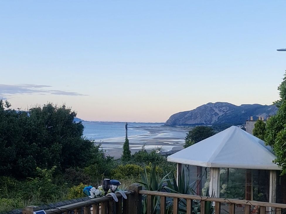 A view of the sea and mountains at Sea View Escape in Penmaenmawr