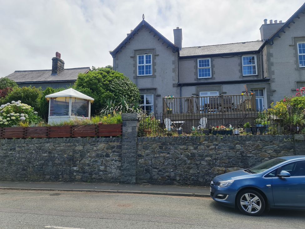 A house with garden and car at Sea View Escape in Penmaenmawr
