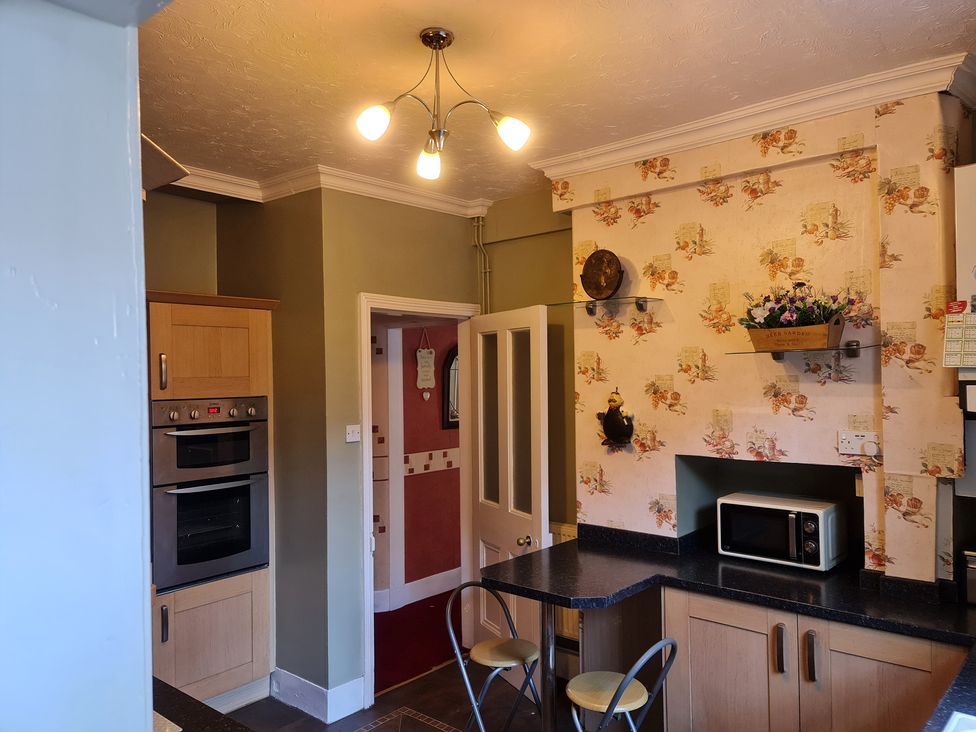 A kitchen with an oven and microwave at Sea View Escape in Penmaenmawr