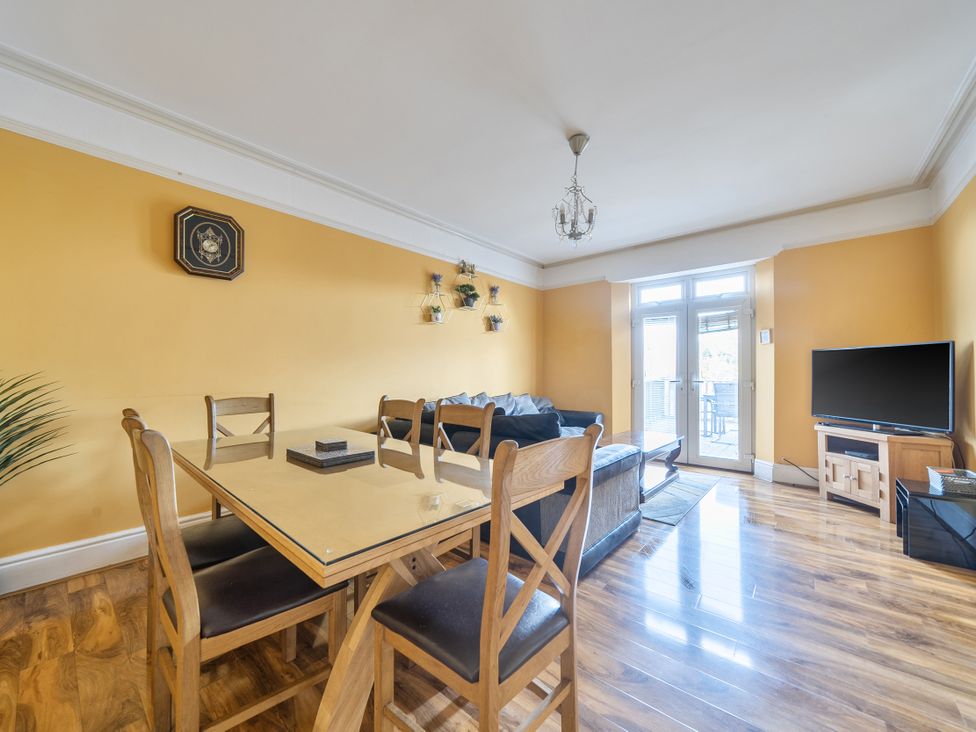 A living room with a dining table and chairs at Sea View Escape in Penmaenmawr