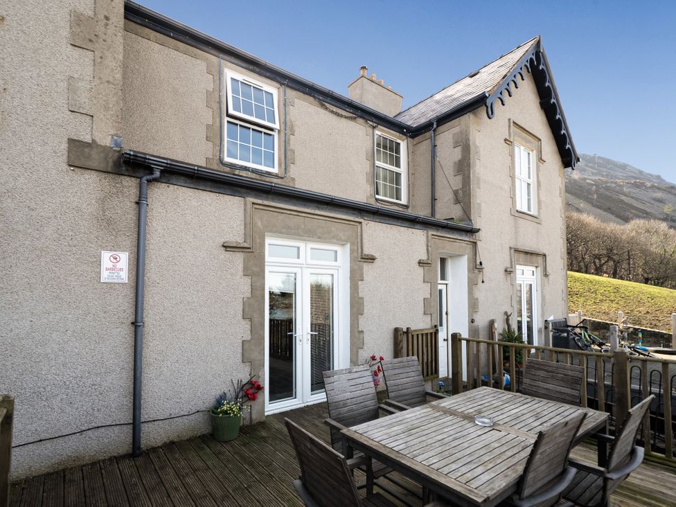 An outdoor area with a table and chairs at Sea View Escape in Penmaenmawr