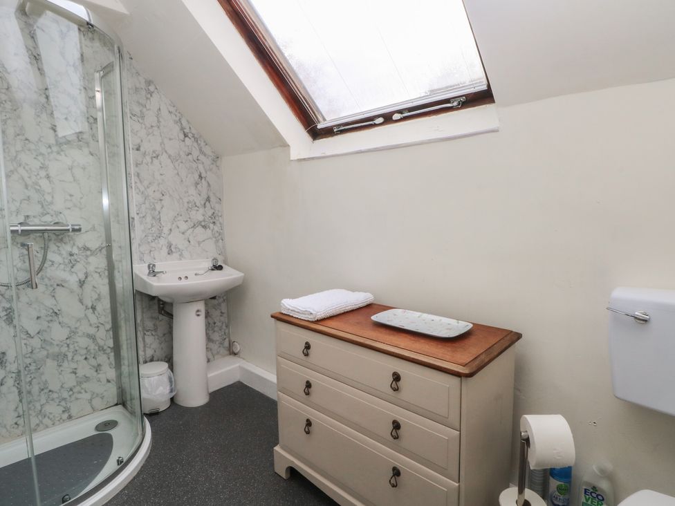 A bathroom with a shower, sink, and toilet at Meadow View Cottage in Matlock