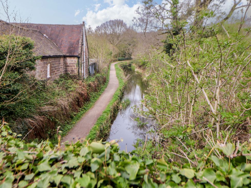 A path alongside a canal near a building at Meadow View Cottage Whatstandwell near Crich