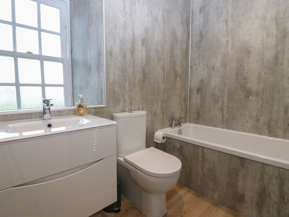 A bathroom with a washbasin and toilet at Balmashanner Farmhouse in Forfar