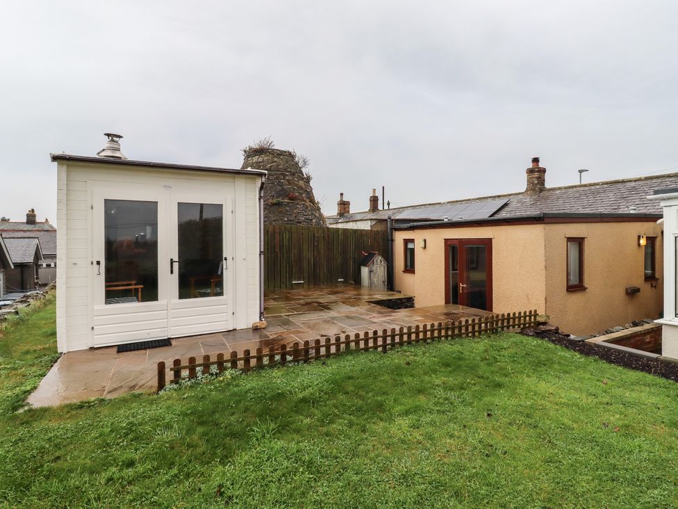 A garden with a patio and building at Sunny Brae in Alnwick
