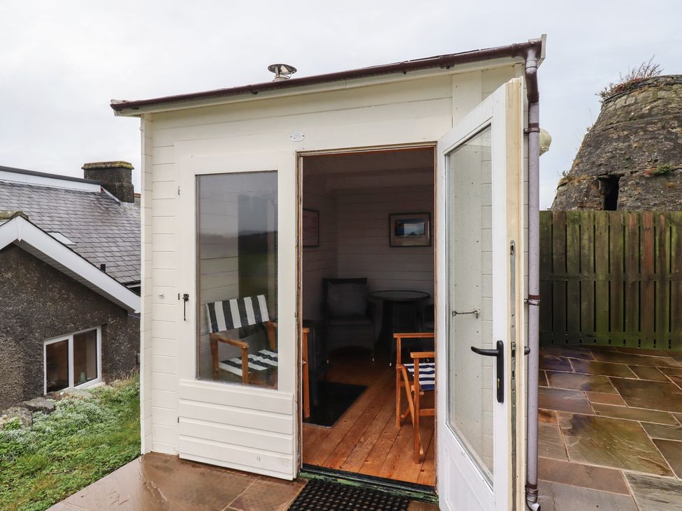 A garden room with chairs and a table at Sunny Brae in Alnwick